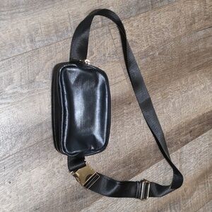 Black Belt bag by Urban Expressions, 8 inchs